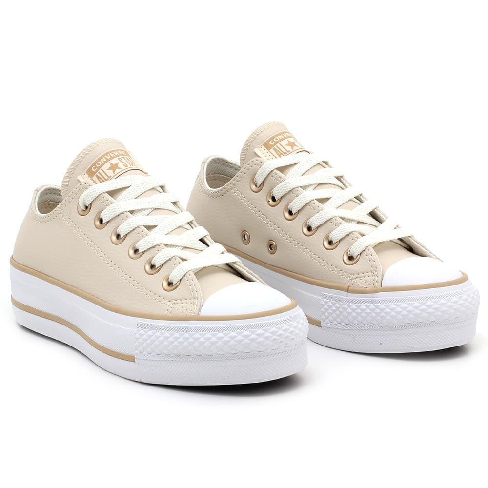 Vista lateral do tênis Converse Chuck Taylor Lift Plataforma Feminino bege, evidenciando a plataforma e acabamento sintético.