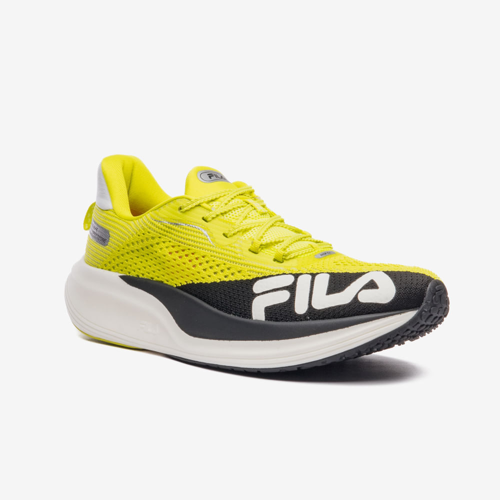 Tênis Fila Racer Speedzone amarelo masculino em ambiente esportivo
