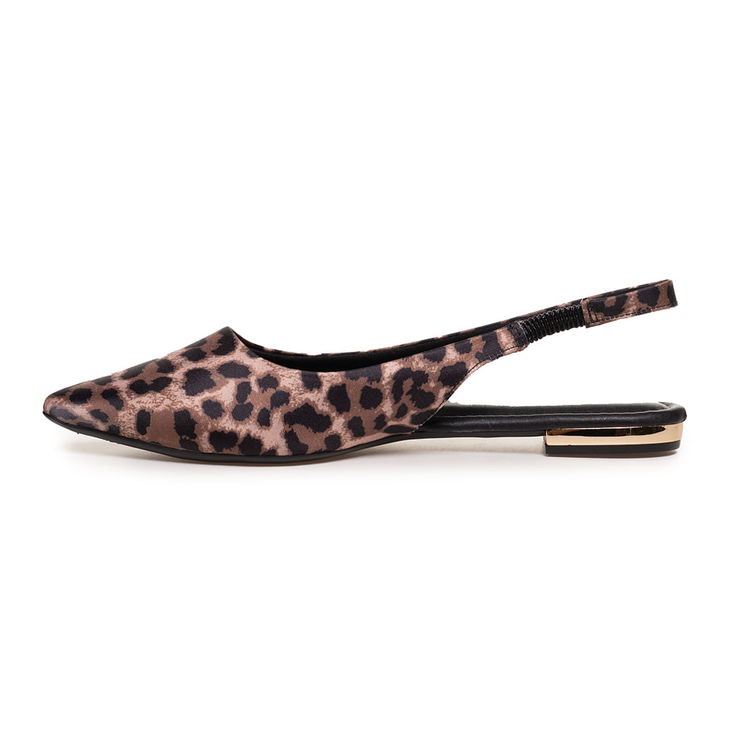 Sapatilha bico fino animal print bege e preto vista lateral isolada em fundo branco