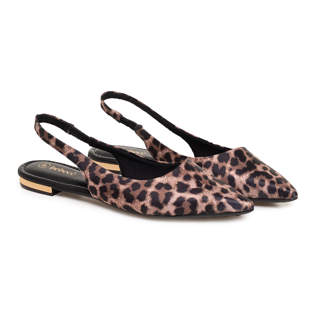 Par de sapatilhas bico fino animal print bege e preto em 3/4 com palmilha preta e tira traseira elástica