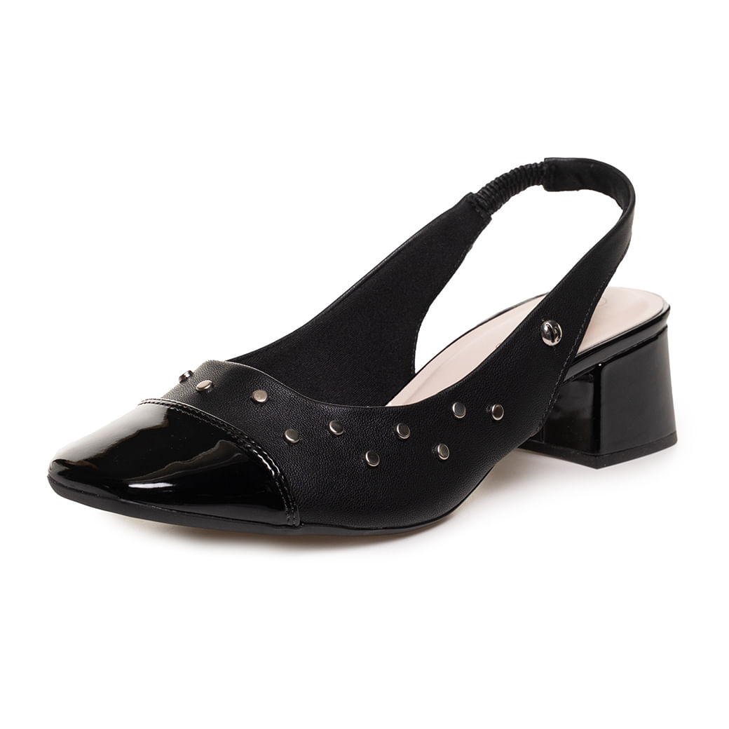 Sapato feminino preto salto bloco com bico verniz e tachas visto em fundo branco