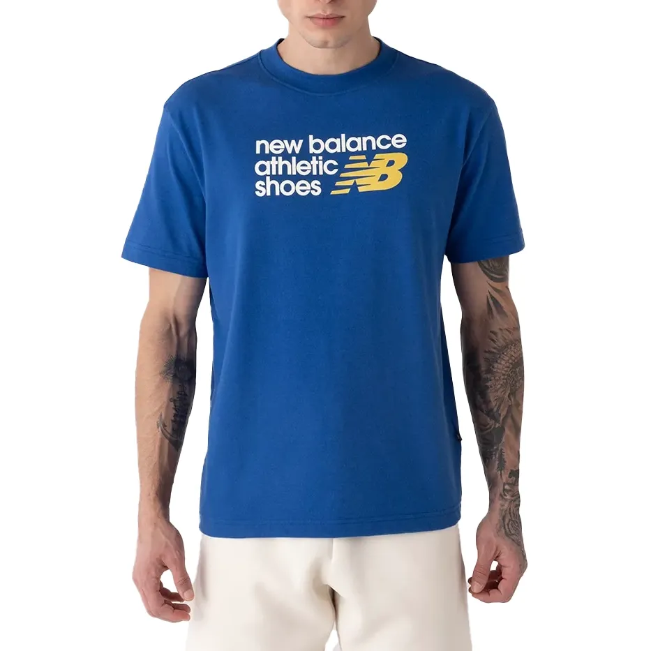 Camiseta masculina azul New Balance com logo branco e amarelo no peito, vista frontal