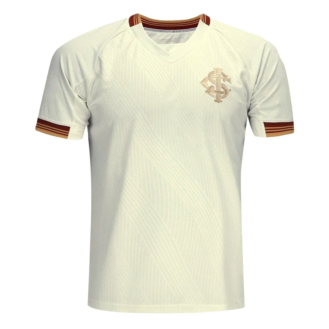 Camiseta masculina branca com estampa dourada do escudo do Internacional no peito, gola em V e mangas curtas