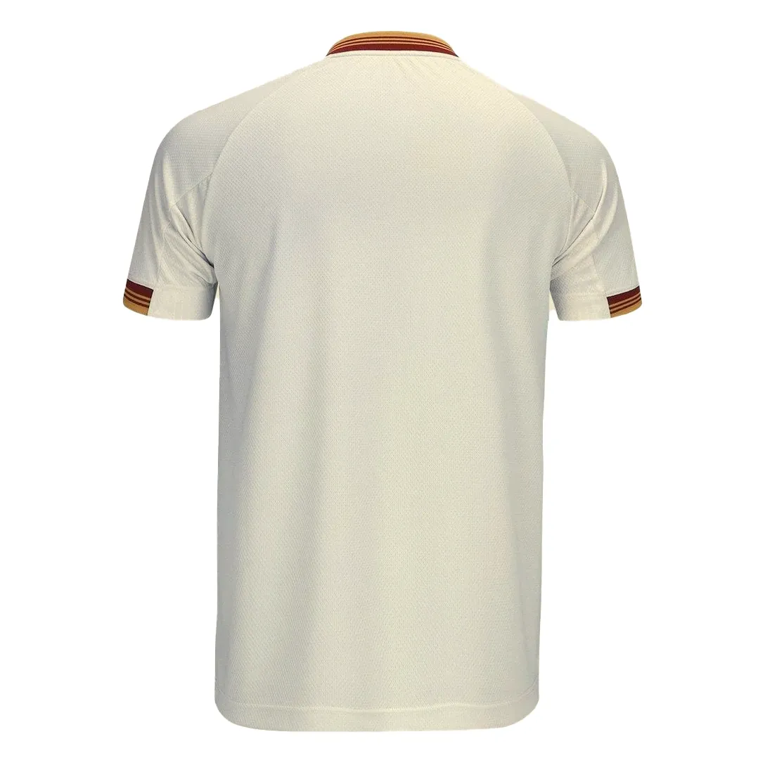 Vista traseira da camiseta masculina branca com detalhes dourados e gola em V