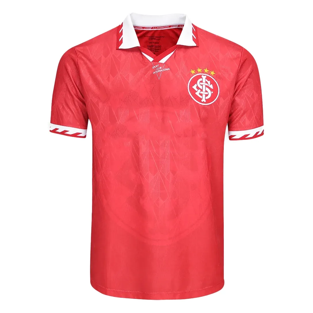 Camisa de futebol masculina vermelha com gola e punhos brancos vista frontal com escudo bordado