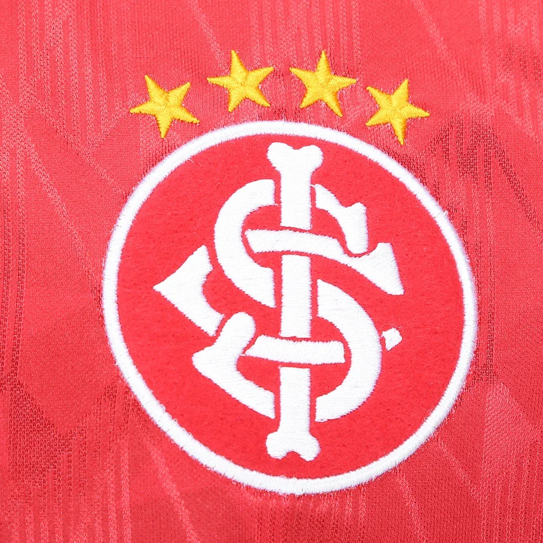 Detalhe da camiseta masculina vermelha com escudo bordado para conforto e estilo