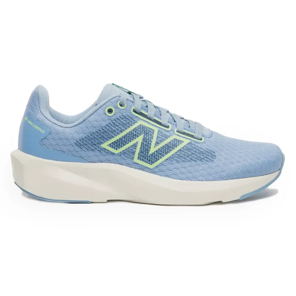 Tênis de corrida feminino New Balance W413v3 em azul claro com detalhes em verde neon