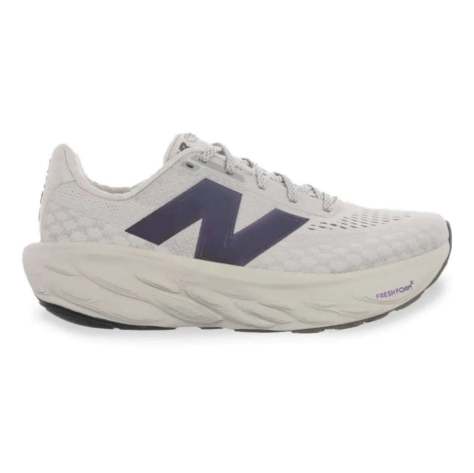 Tênis de corrida feminino New Balance 1080 V14 na cor bege com detalhes em cinza e azul, mostrando o design respirável e solado em EVA.