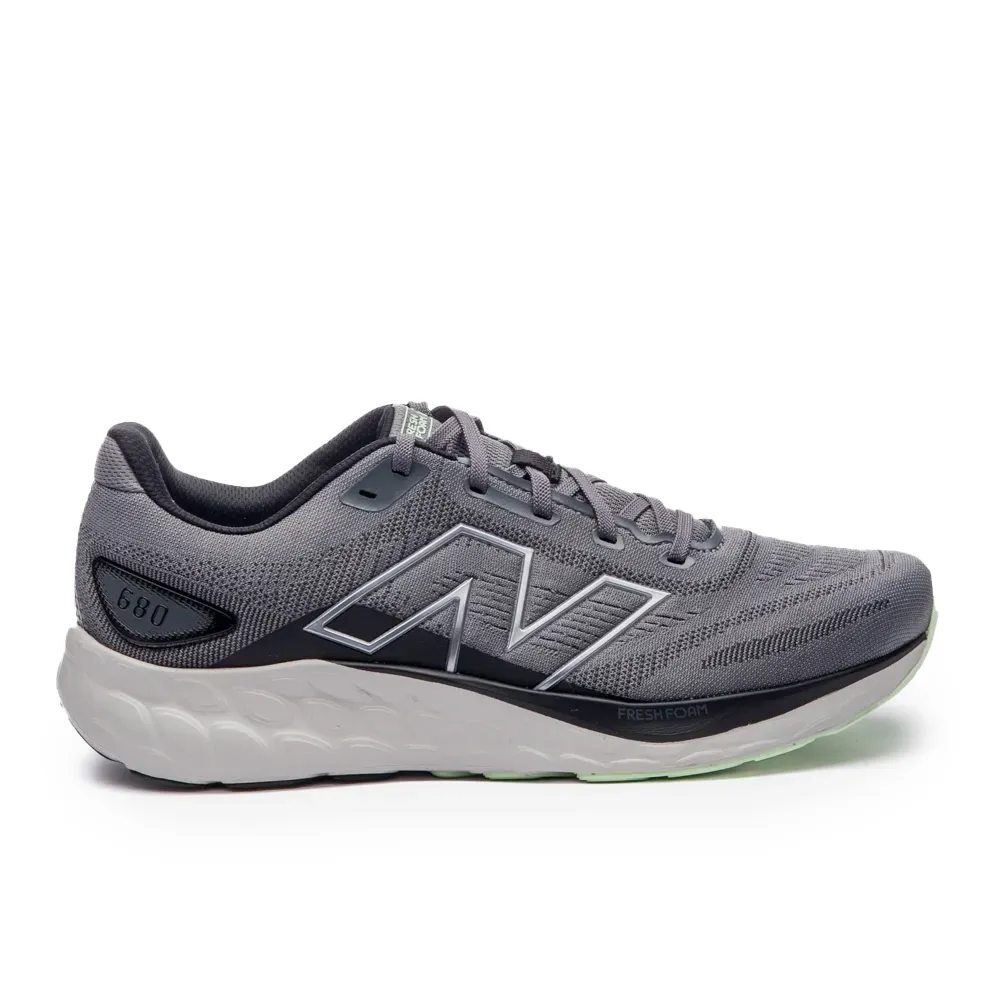 Tênis New Balance Fresh Foam 680v8 masculino na cor grafite com detalhes em preto e cinza, vista frontal