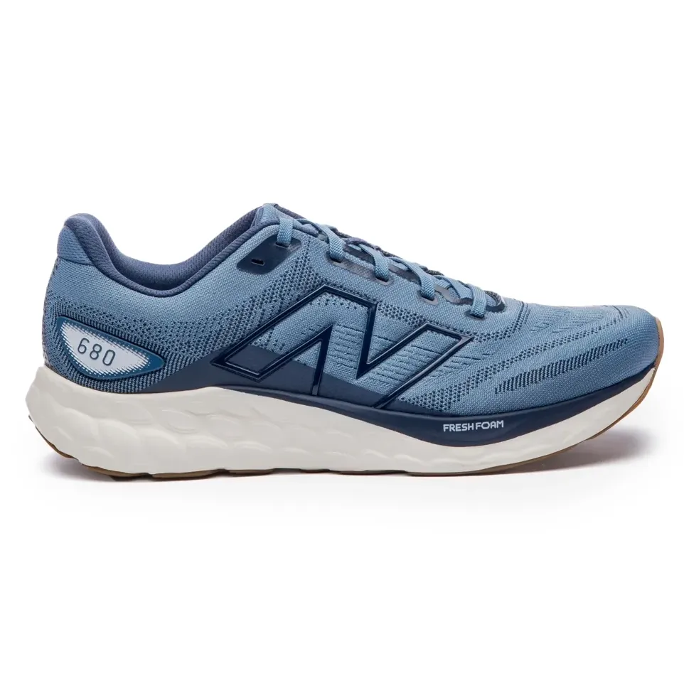 Tênis New Balance Fresh Foam 680v8 Masculino Azul Marinho vista lateral com solado branco e design moderno
