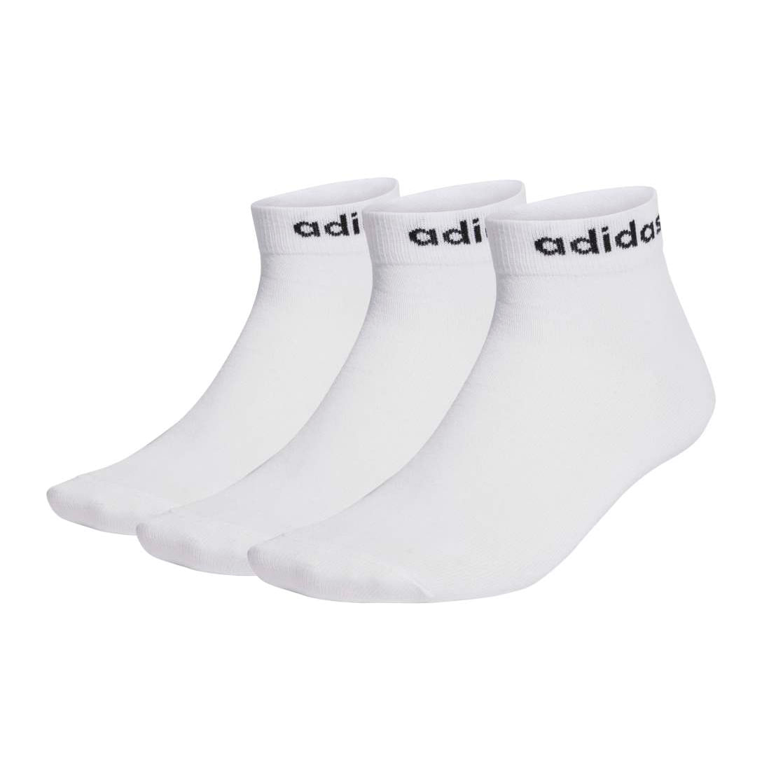Kit com 3 meias esportivas Adidas brancas de cano alto em fundo branco