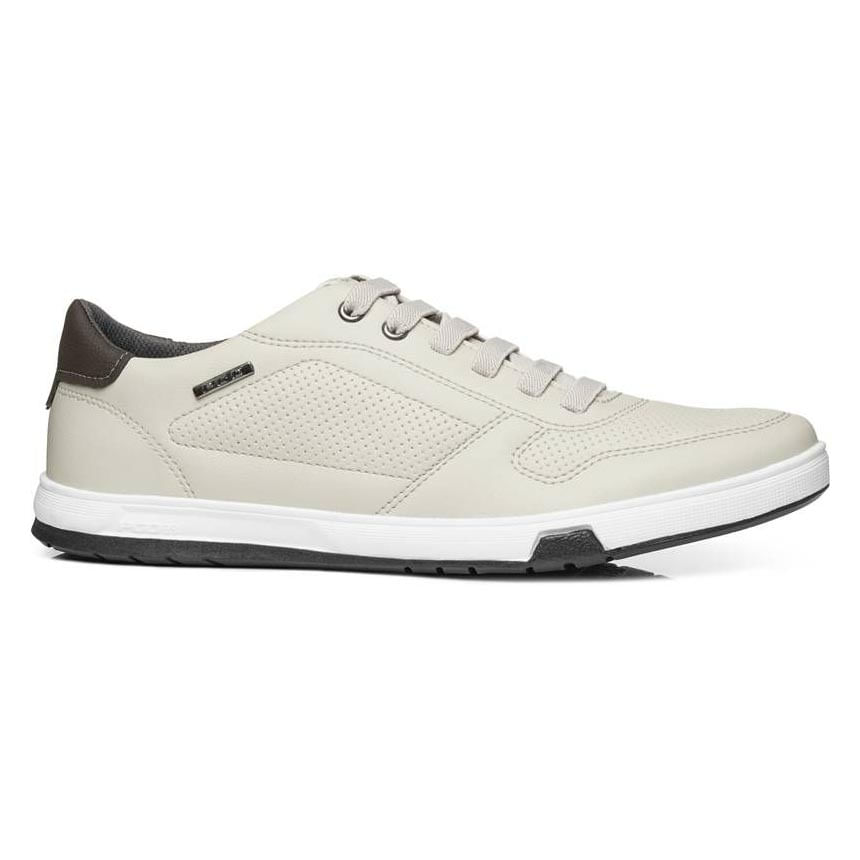 Tênis casual masculino branco com sola preta e detalhes em couro sintético exibido de frente