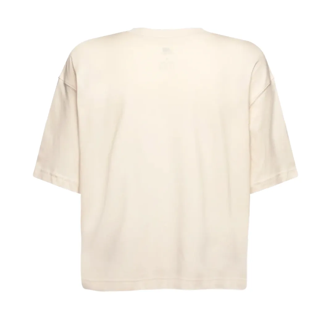 Vista lateral da camiseta cropped branca off-white da New Balance
