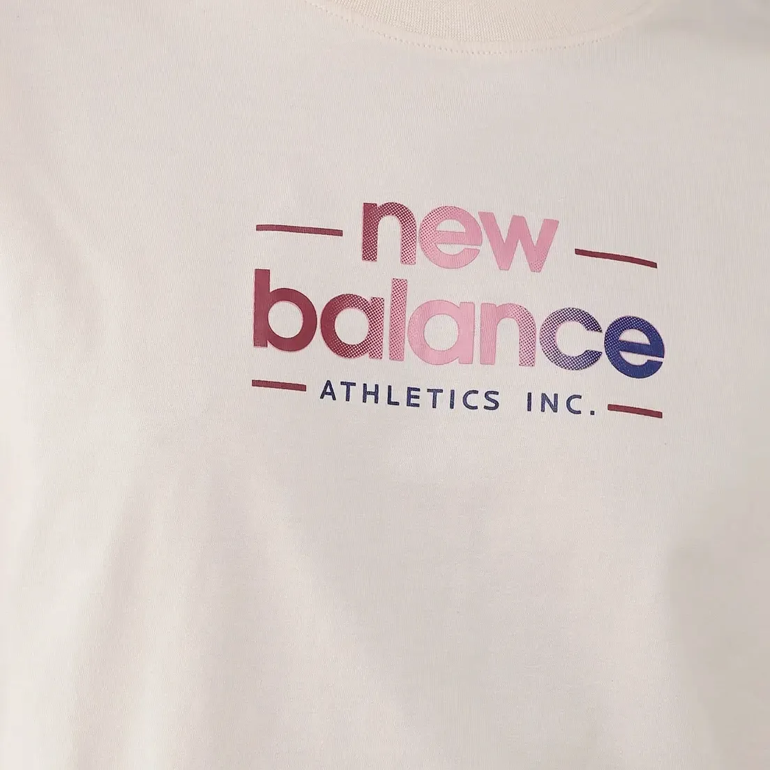 Camiseta cropped branca New Balance vista frontal para avaliação de ajuste