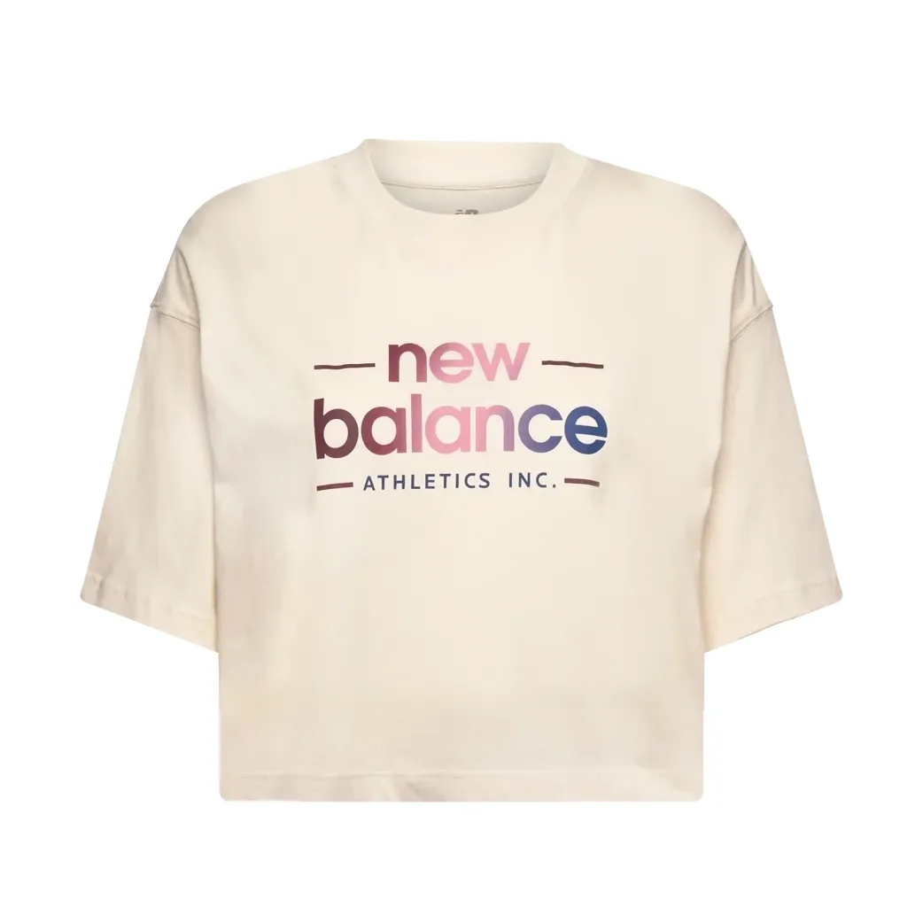 Camiseta cropped New Balance destacando qualidade do tecido e design