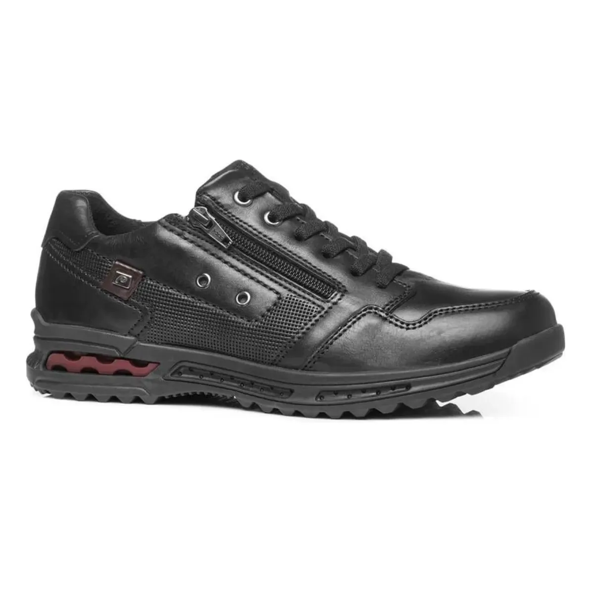 Tênis casual masculino em couro preto com detalhes em vermelho, mostrando fechamento e sola com amortecedor vermelho.