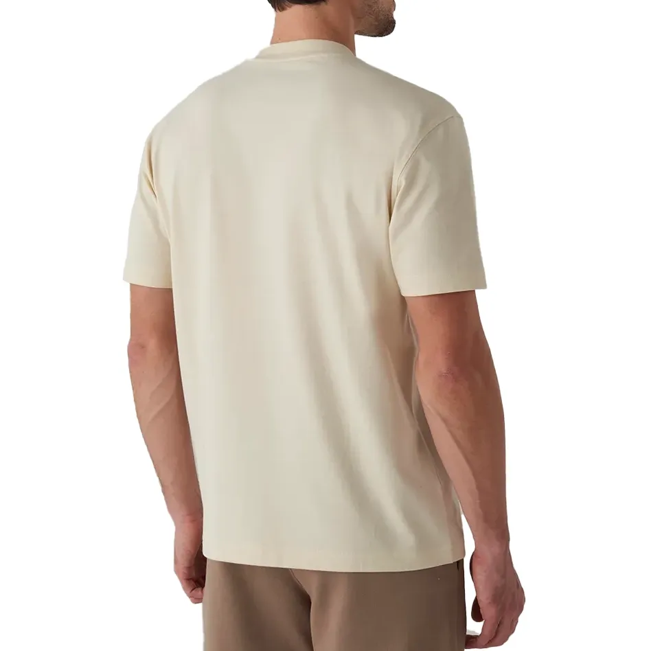 Camiseta masculina New Balance branca com estampa colorida de corredores vista frontal