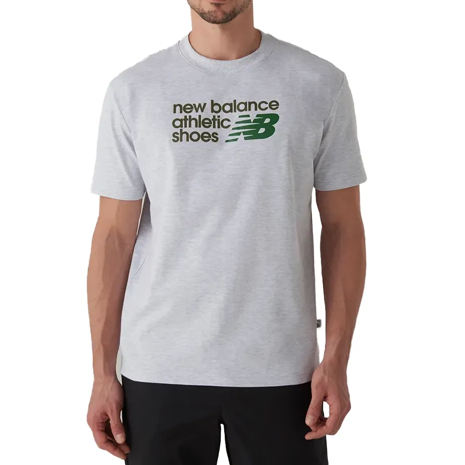 Camiseta masculina New Balance cinza claro com estampa verde, corte relaxado e mangas curtas, vista frontal