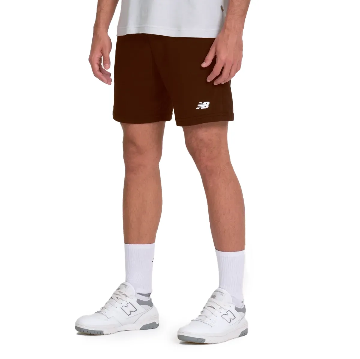 Bermuda masculina New Balance Essentials marrom terra destacando tecido e acabamento