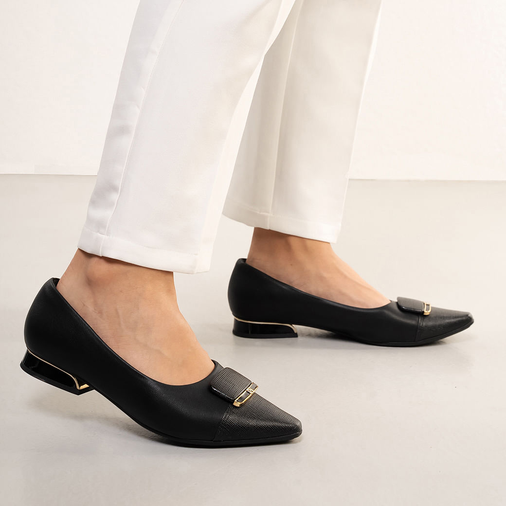Sapatilha feminina preta bico fino Piccadilly vista lateral com detalhe em fivela dourada e salto baixo bloco envernizado