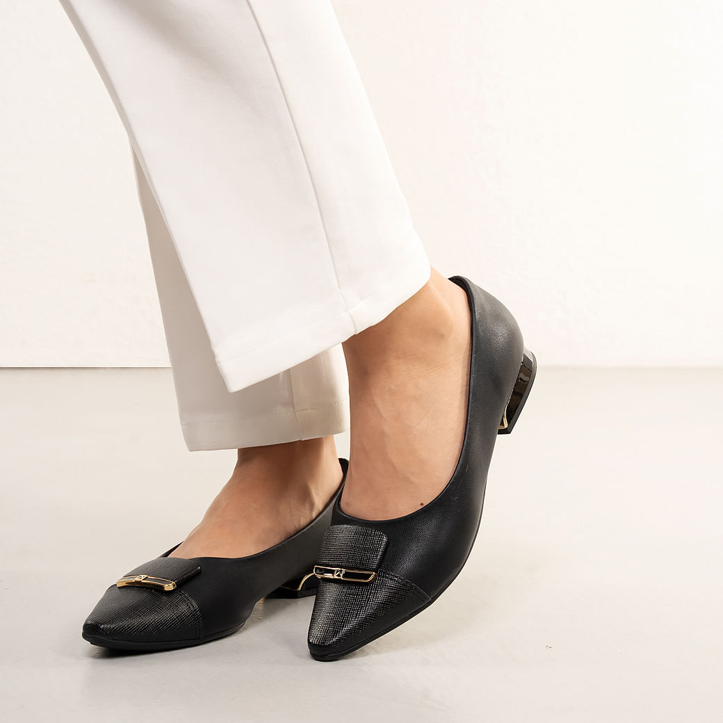 Sapatilha preta Piccadilly vista lateral com salto baixo bloco e detalhes dourados