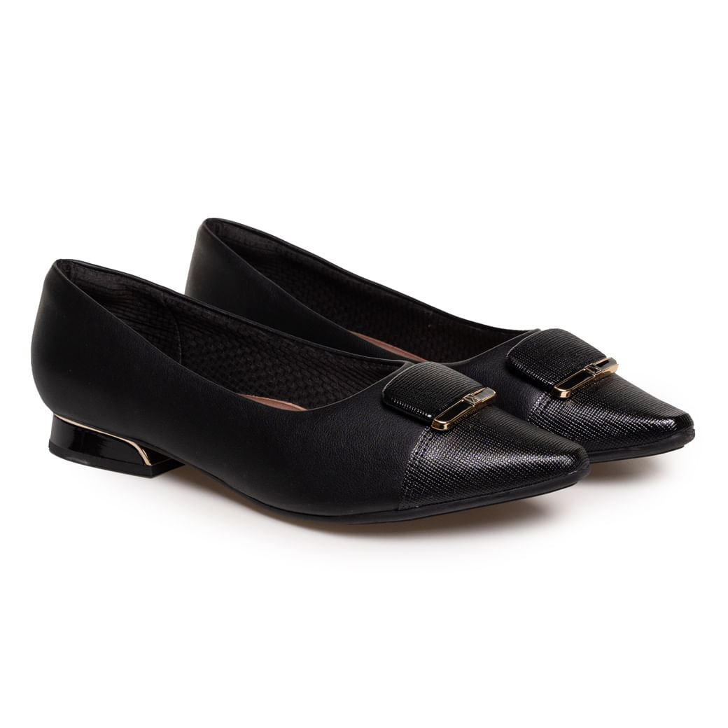 Sapatilha preta Piccadilly vista 3/4 mostrando design elegante e salto baixo bloco