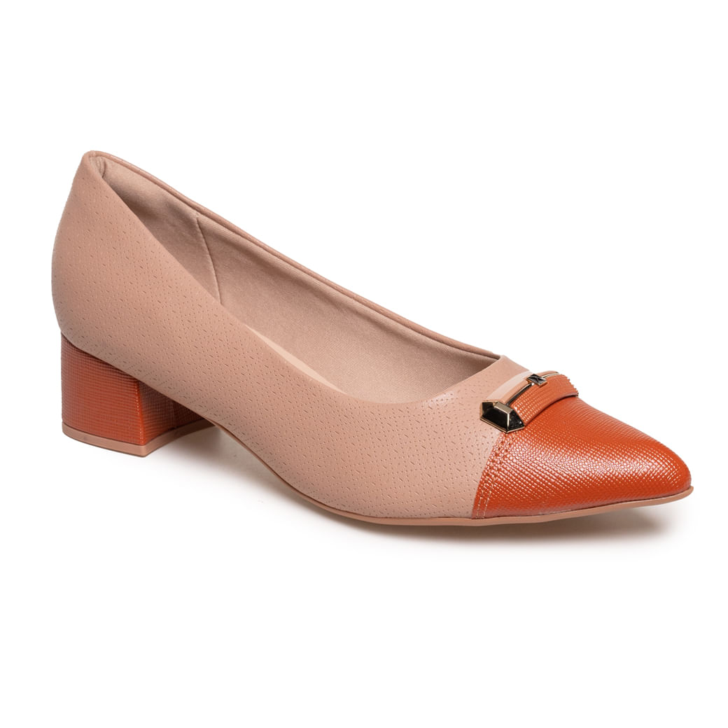 Sapato feminino bege com bico laranja texturizado e fivela metálica, salto bloco laranja, vista frontal lateral