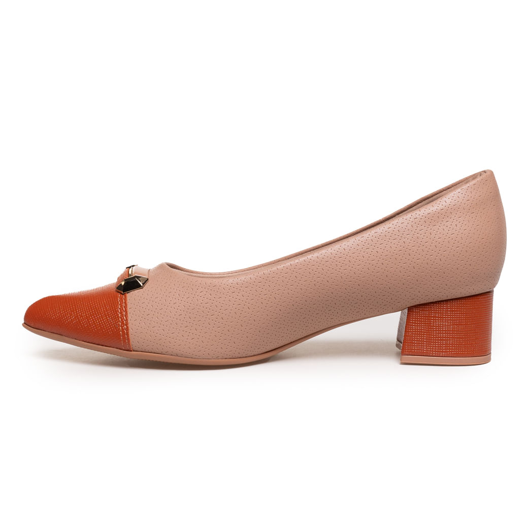 Perfil lateral do sapato bege com cabedal perfurado e salto bloco laranja de altura média