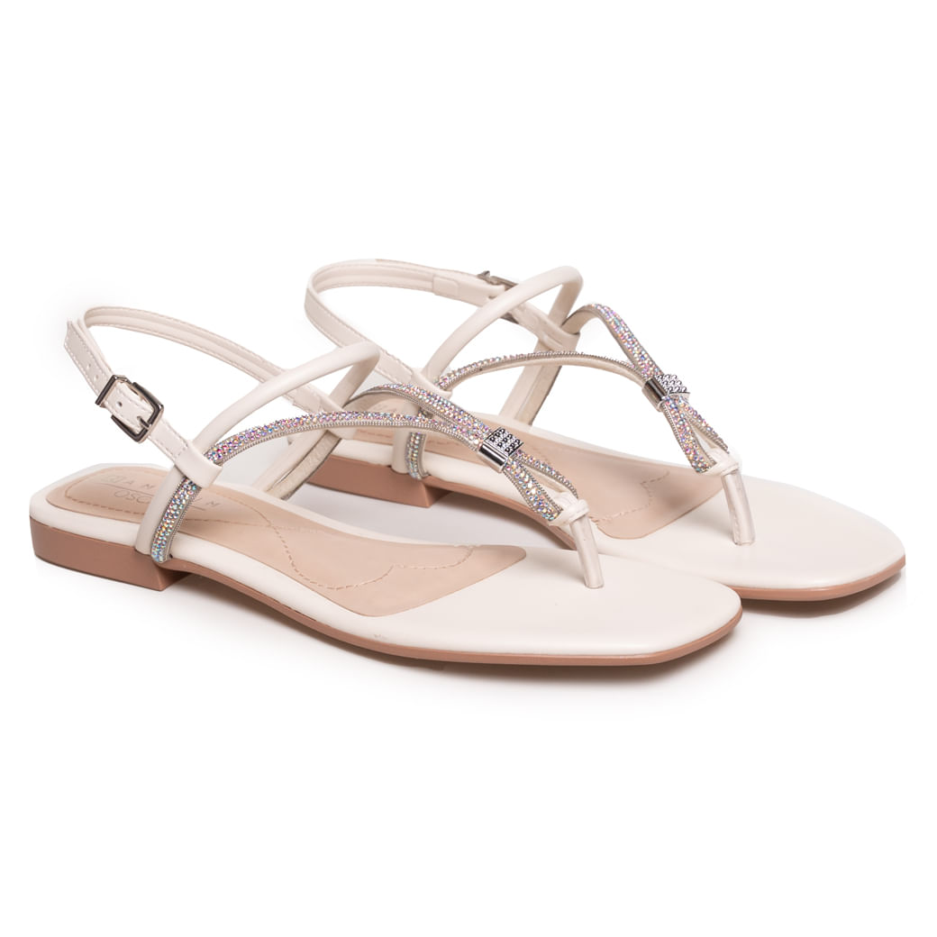 Par de sandálias brancas femininas lado a lado com tiras duplas e strass brilhante