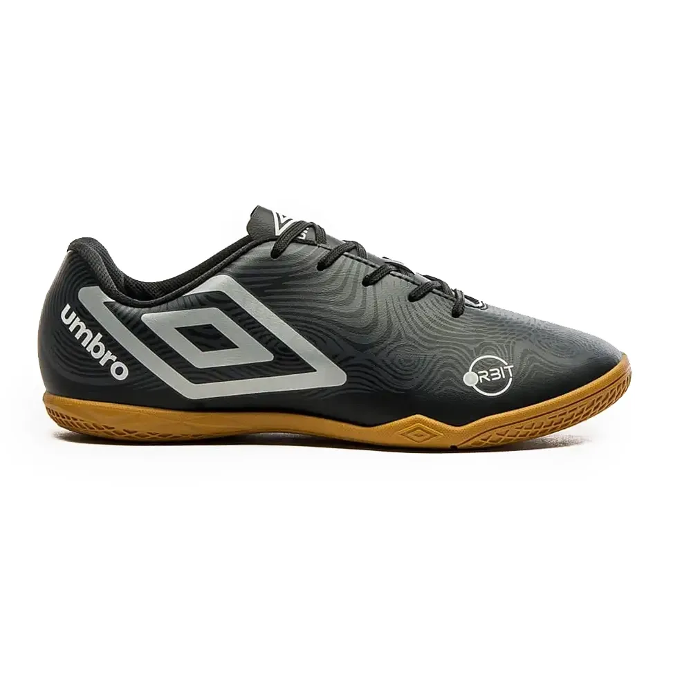 Chuteira de futsal masculina Umbro Orbit na cor preta com detalhes cinza e branco, vista em ângulo frontal mostrando logo e design texturizado