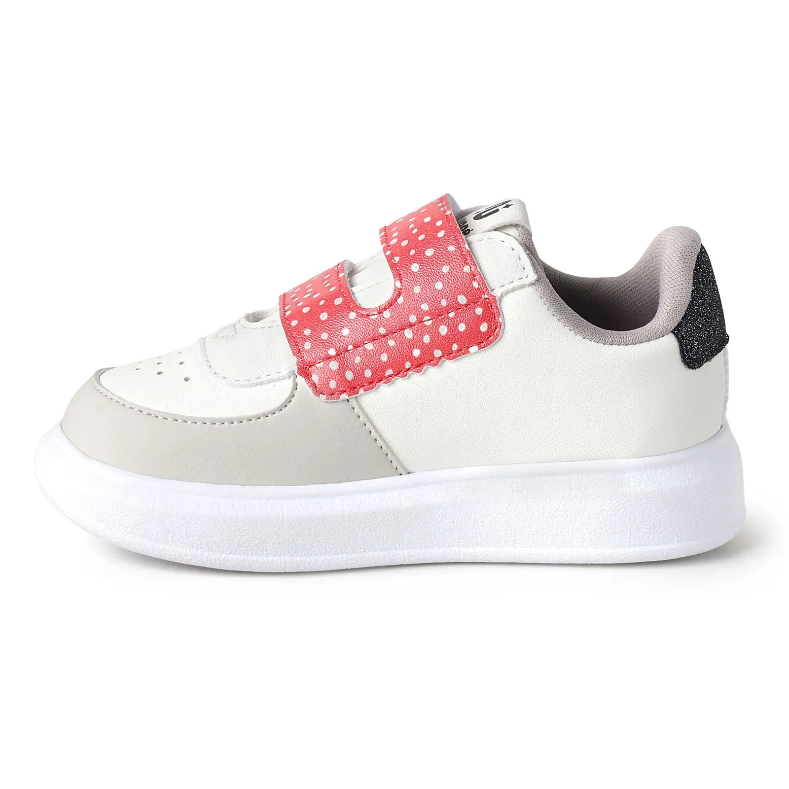 Tênis infantil Novopé branco com estampa Hello Kitty em detalhe lateral