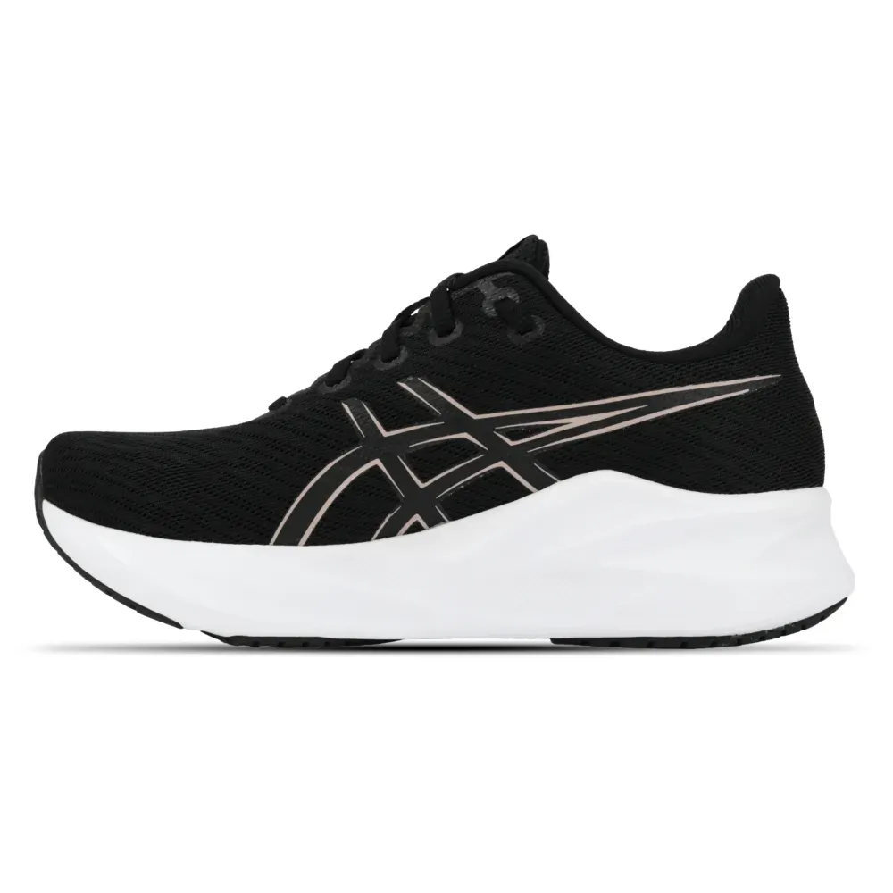 Tênis Asics Versablast 4 feminino preto visto de lado mostrando detalhes do design e sola