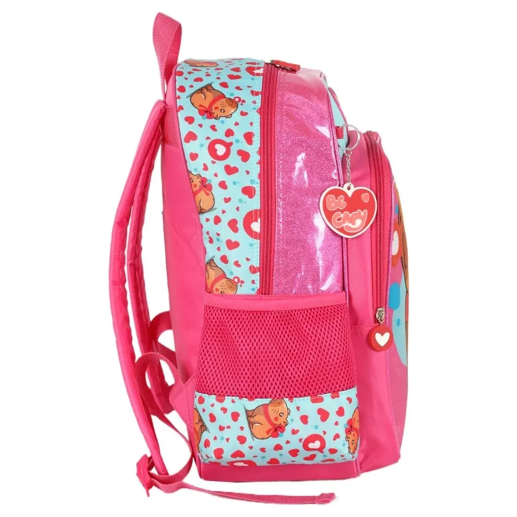Vista lateral da mochila infantil rosa com bolso lateral em malha e puxador em formato de coração