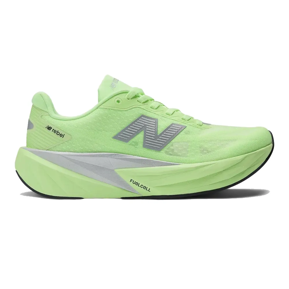 Tênis de corrida masculino New Balance FuelCell Rebel verde claro em vista lateral mostrando design e tecnologia.