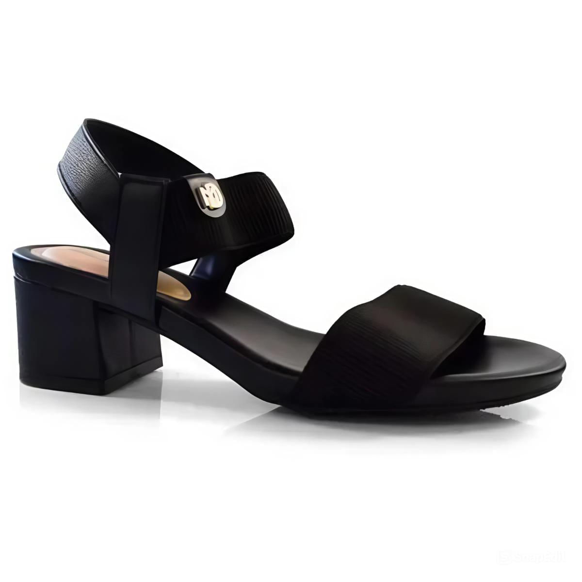 Sandália feminina preta vista lateral com design minimalista e sola de borracha