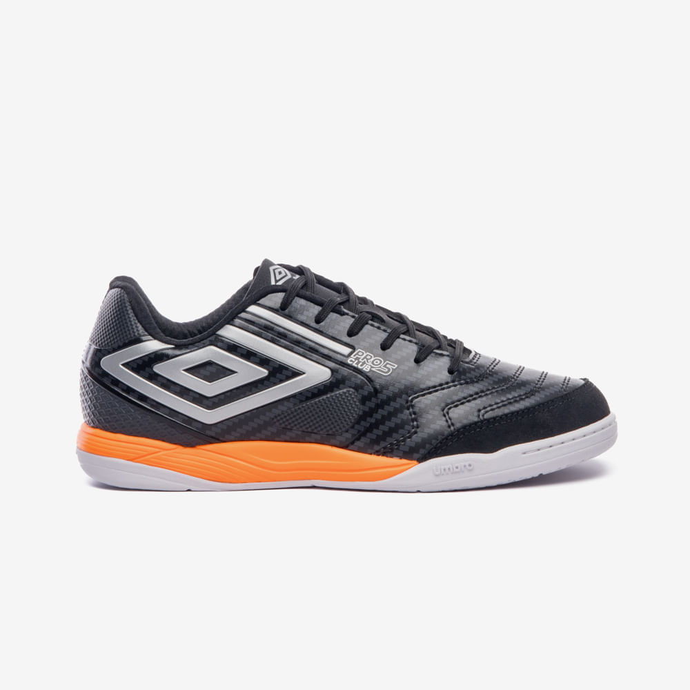 Chuteira Futsal Umbro Pro 5 Bump Club Masculina Preta vista lateral esquerda com detalhes em preto, cinza e laranja