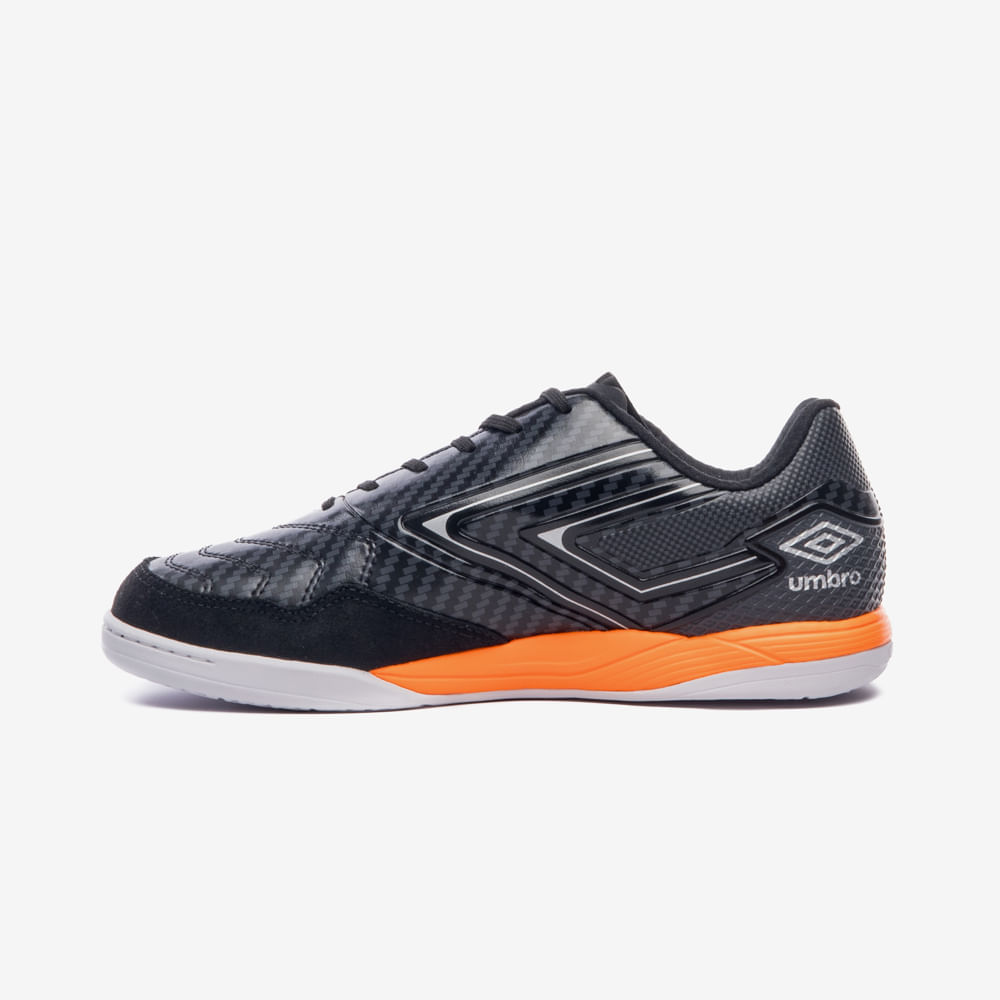Chuteira Futsal Umbro Pro 5 Bump Club Masculina Preta vista frontal destacando design e detalhes