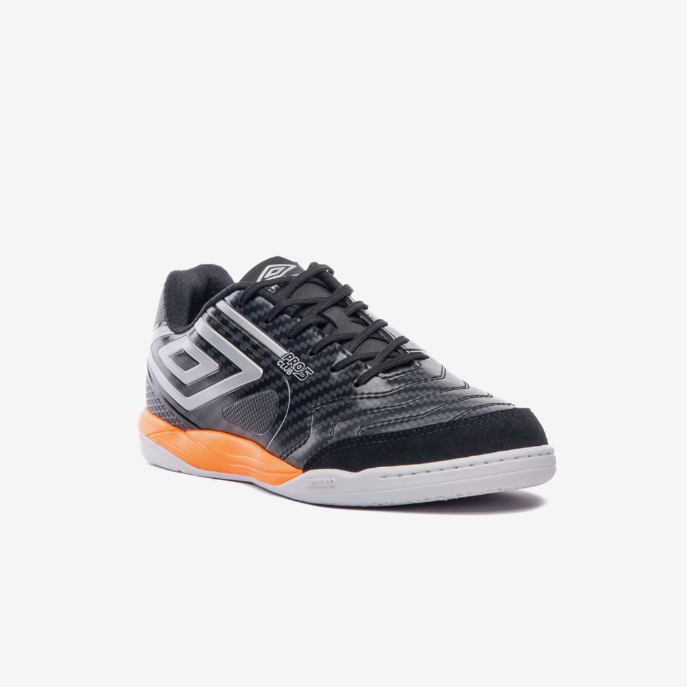 Chuteira Futsal Umbro Pro 5 Bump Club Masculina Preta vista lateral direita com design moderno