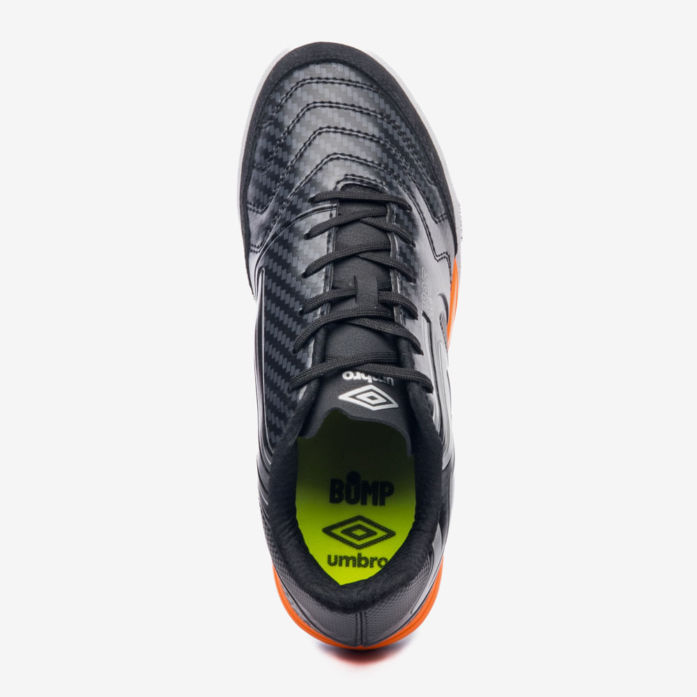 Vista inferior da Chuteira Futsal Umbro Pro 5 Bump Club Masculina Preta mostrando sola e tecnologia