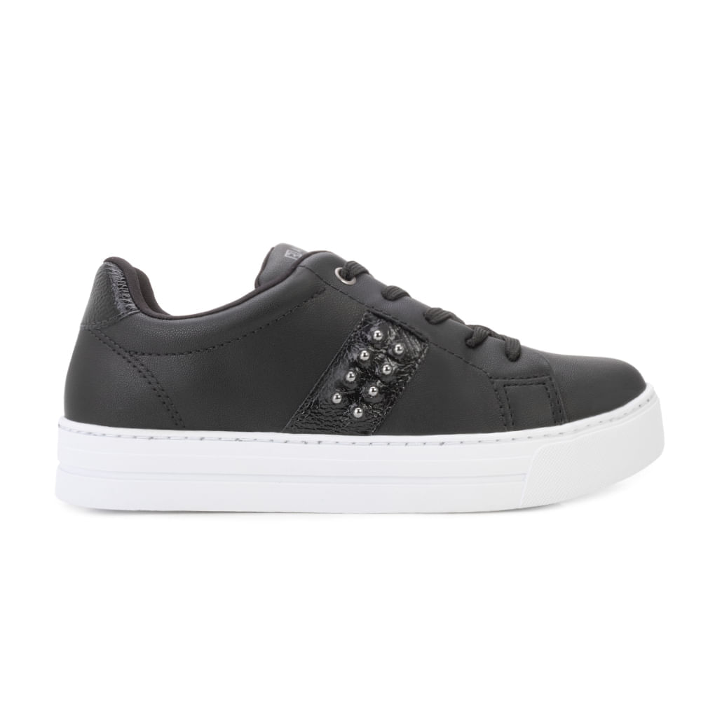 Tênis casual feminino Ramarim preto com detalhes em strass e fechamento por cadarço