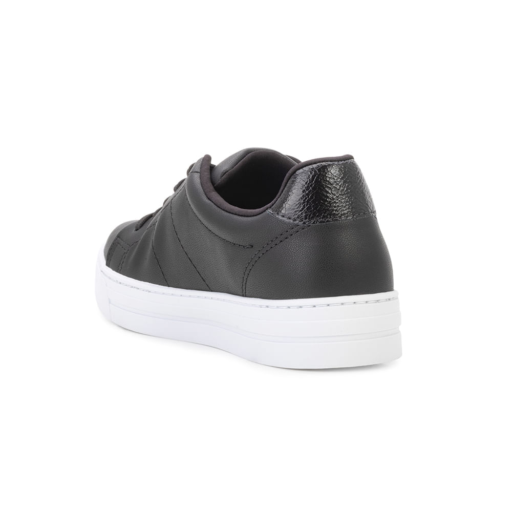 Tênis casual feminino Ramarim preto com sola branca em detalhe lateral