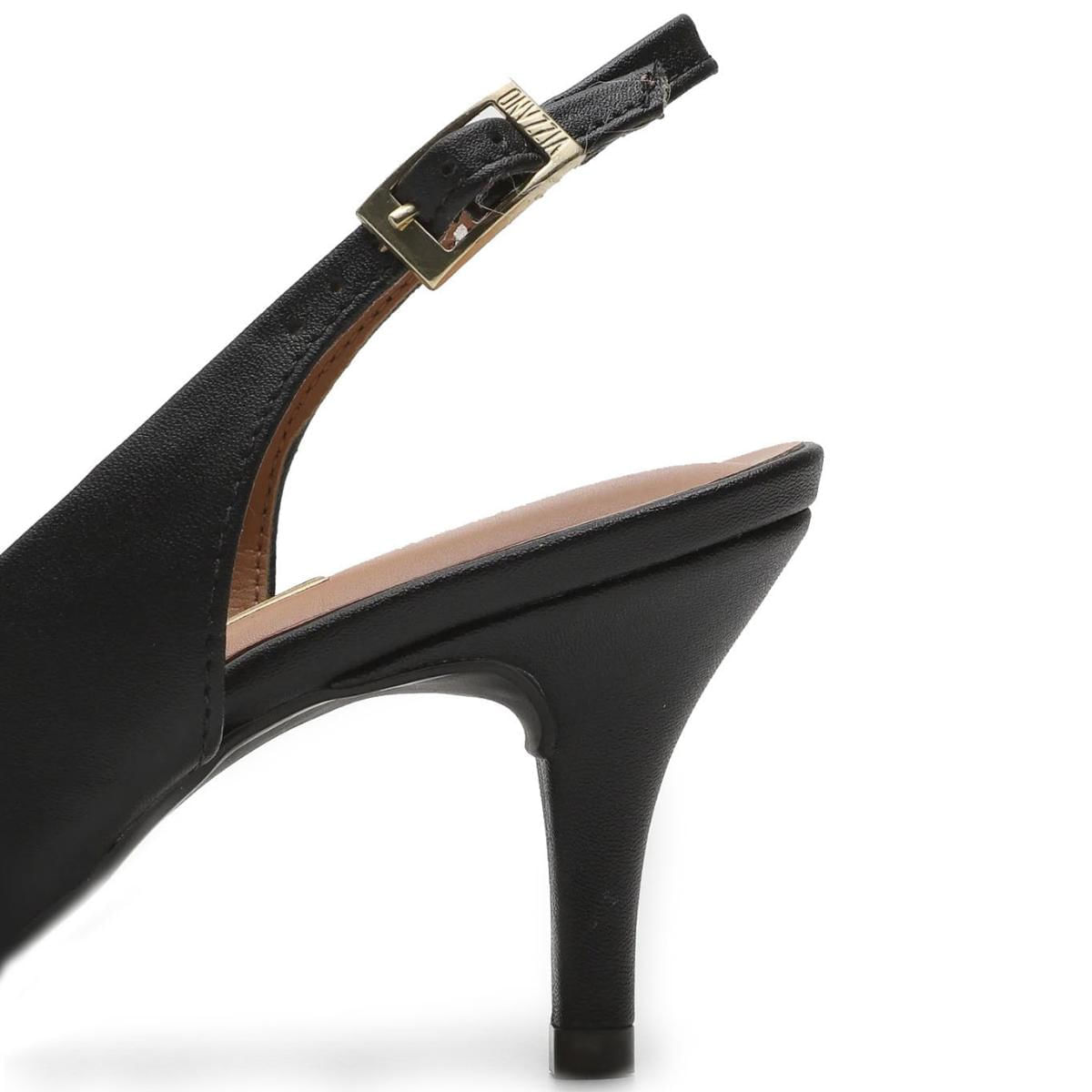 Sapato feminino preto Vizzano com salto fino e detalhes em fivela