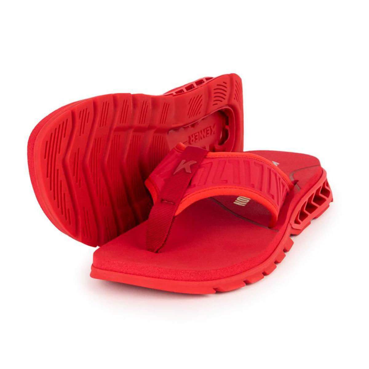Chinelo Kenner vermelho vista lateral com detalhes em preto e branco
