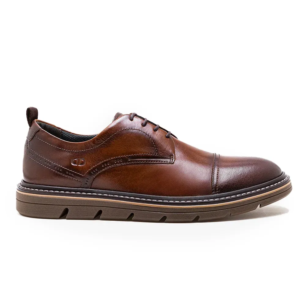 Sapato casual masculino em couro marrom com sola emborrachada, design elegante com costuras e detalhes de fivela