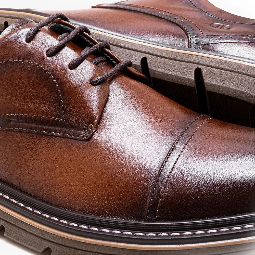 Imagem do sapato casual masculino Democrata em couro marrom mostrando detalhes do design e sola