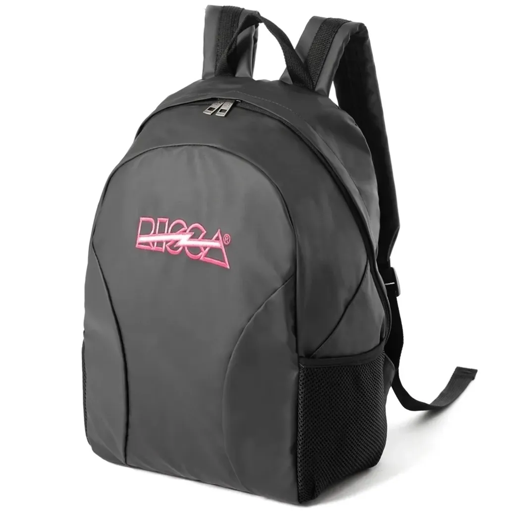 Mochila esportiva preta Risca vista lateral direita com alças acolchoadas ajustáveis e bolso lateral em tela
