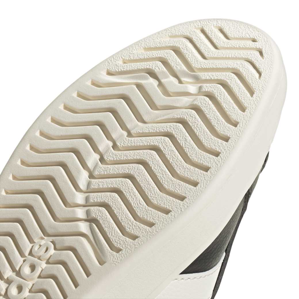 JP8284_9_FOOTWEAR_Photography_Detail-View-2_white