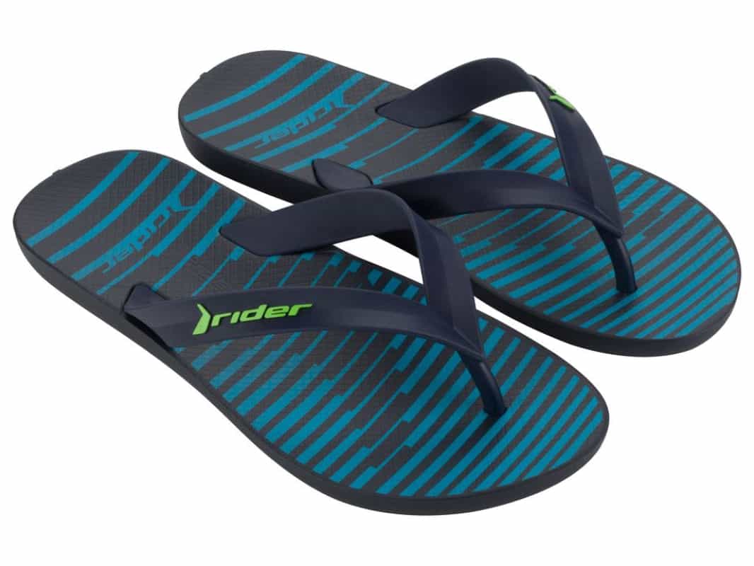 Vista lateral do chinelo masculino Rider Feel Urban azul mostrando detalhes da tira e solado