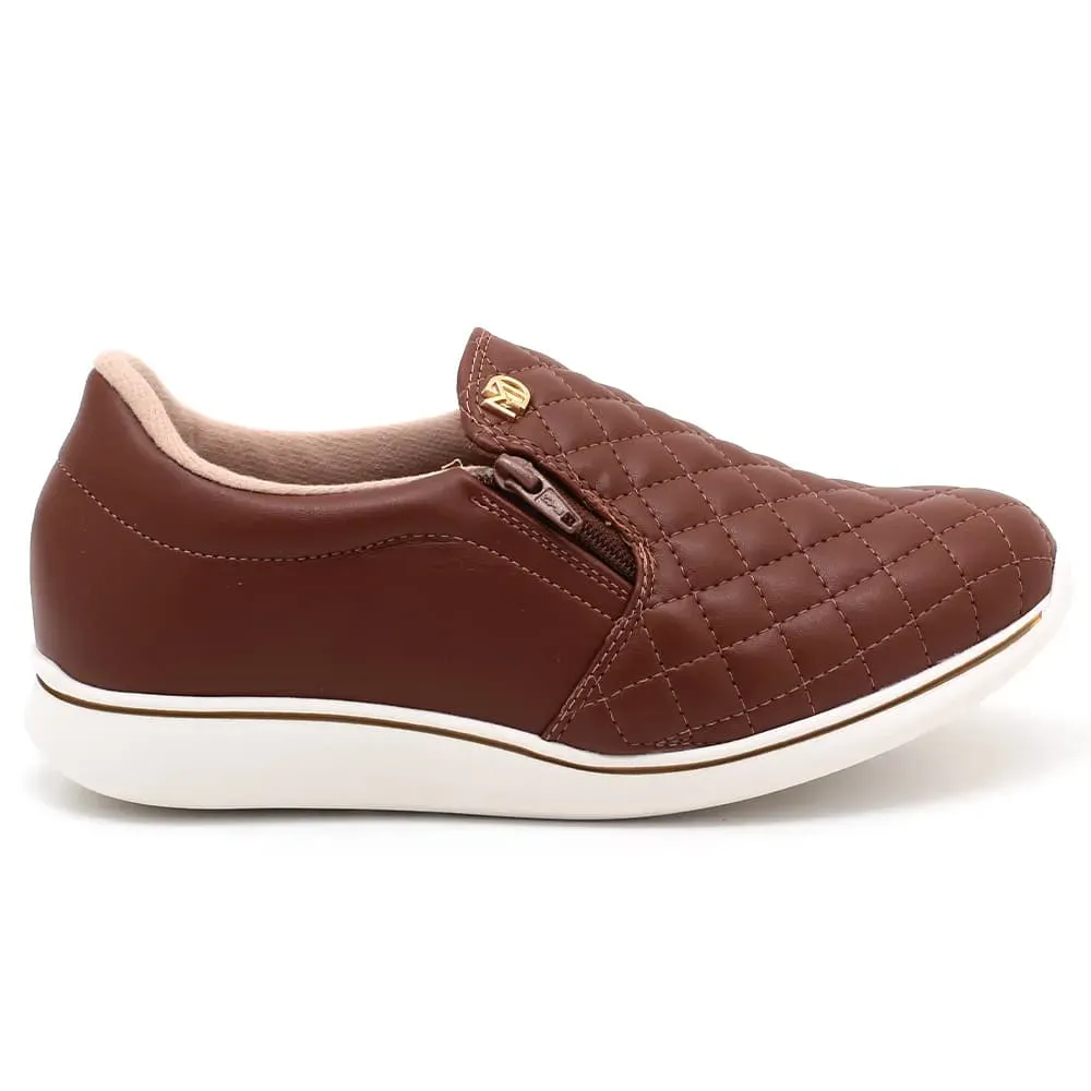 Tênis Modare Slip On Avelã Feminino, confeccionado em napa pele stretch com fechamento por zíper lateral e solado antiderrapante