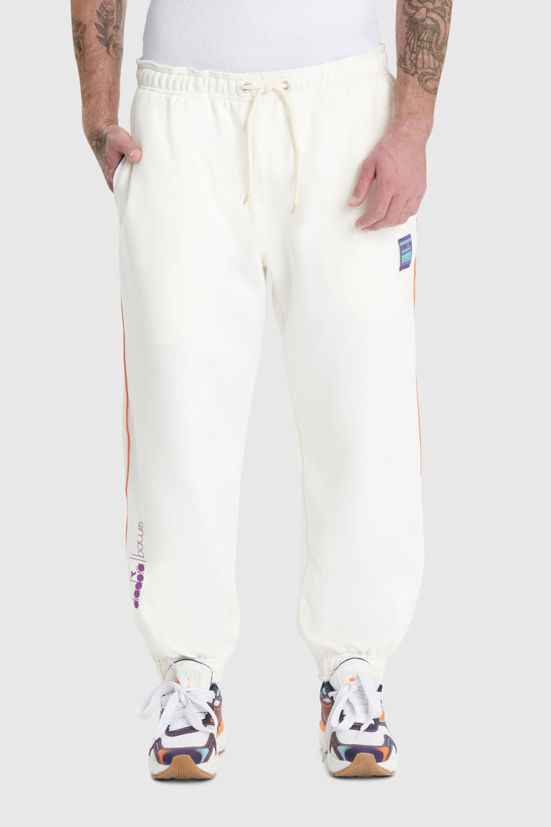 Calça Unissex Baw X Diadora Track Off White mostrando cós elástico e design lateral